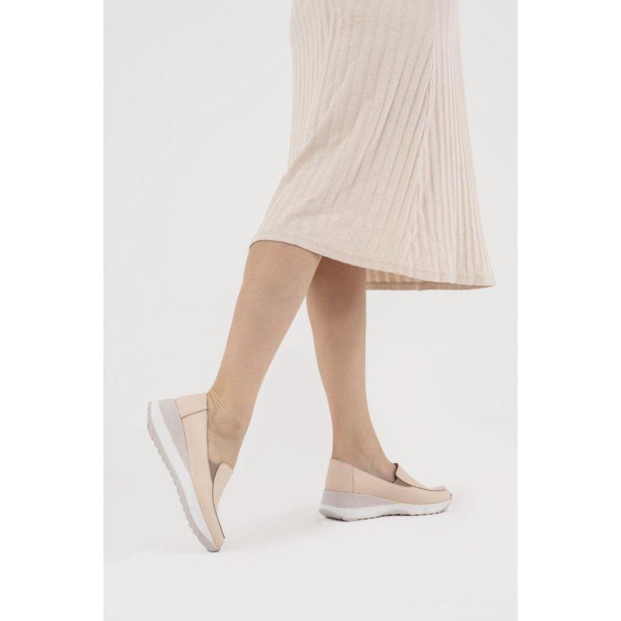 

Женские повседневные комфортные слипоны из натуральной кожи