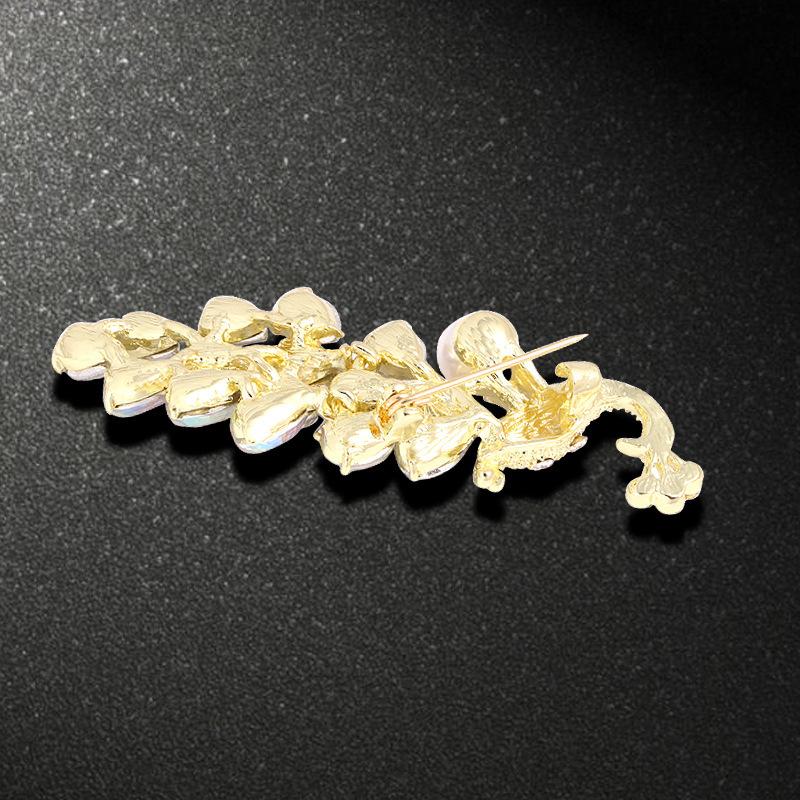 Autumn and winter coat jacket pearl brooch high-end personalized diamond-encrusted peacock brooch crystal brooch spot
