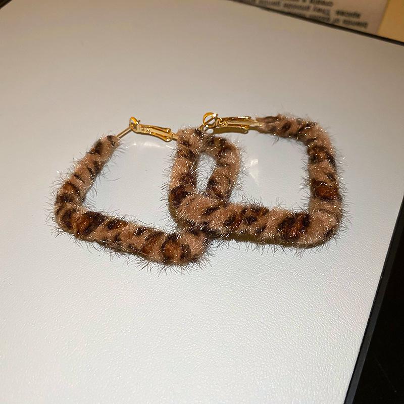 Retro Coffee Leopard Print Silver Needle Stud Earrings - Stylish High-End Design