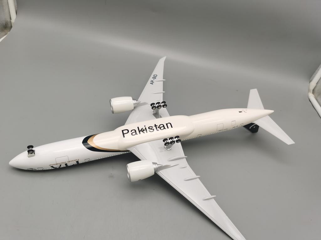 1/157 Scale Model Aircraft b777 Pakistan Airlines Airplane Model B777 Resin with Light & Wheel Planes Souvenir Decoration Home