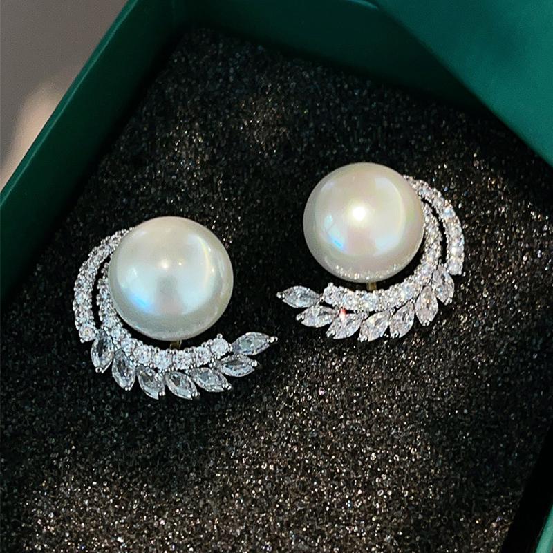 Simulated Pearl Shiny Zirconia Stud Earrings for Women Graceful Accessories for Engagement Elegant Jewelry for Wedding