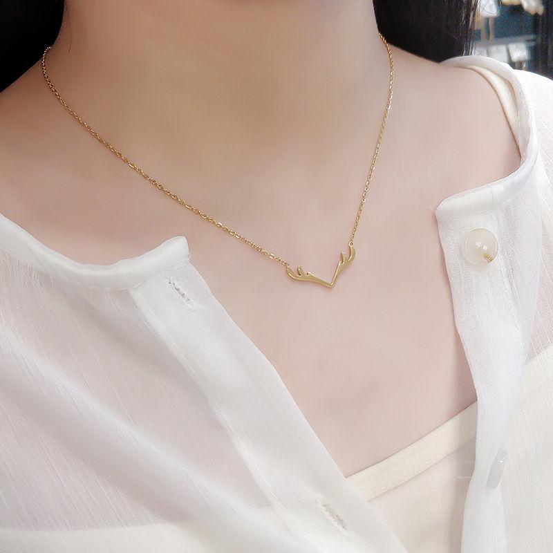Xiaohongshu Influencer Necklace: Cute Little Deer Pendant, Korean Style, Simple & Versatile Fashion for Students.