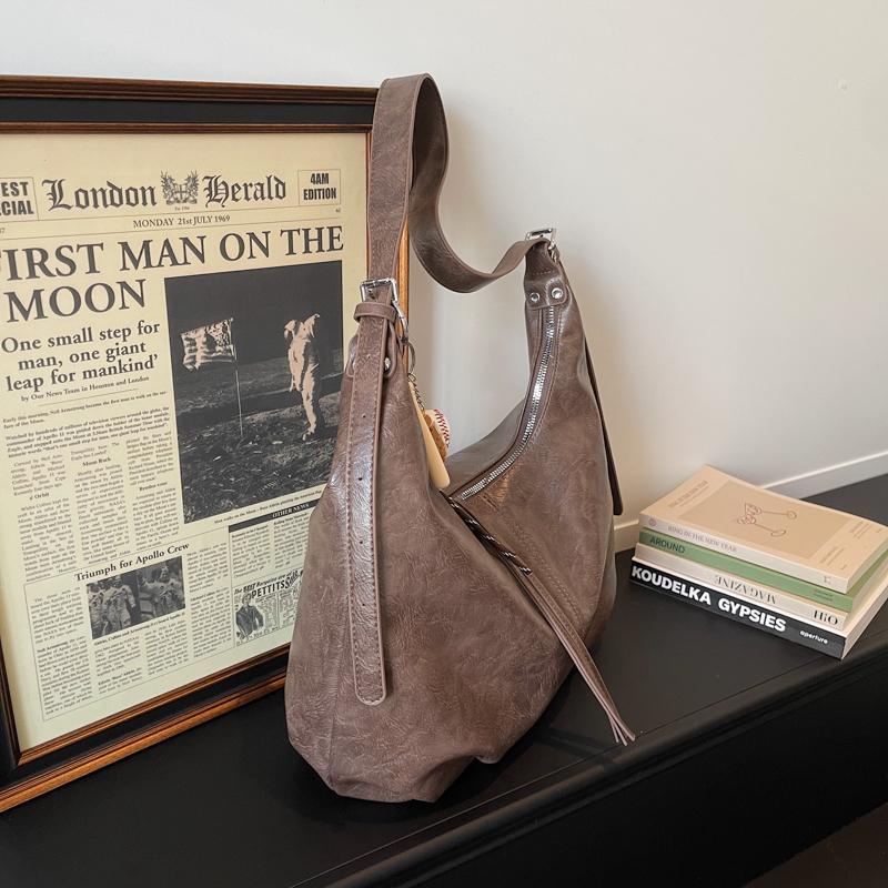 Soft PU Hobo Bag with Slouchy Design and Adjustable Strap Ideal for Everyday Use and Casual Outfits