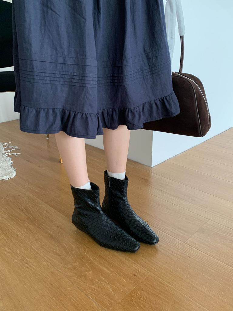 2025 autumn and winter new European and American woven loose sleeve low heel straight mid-tube boots fashionable square head short boots women