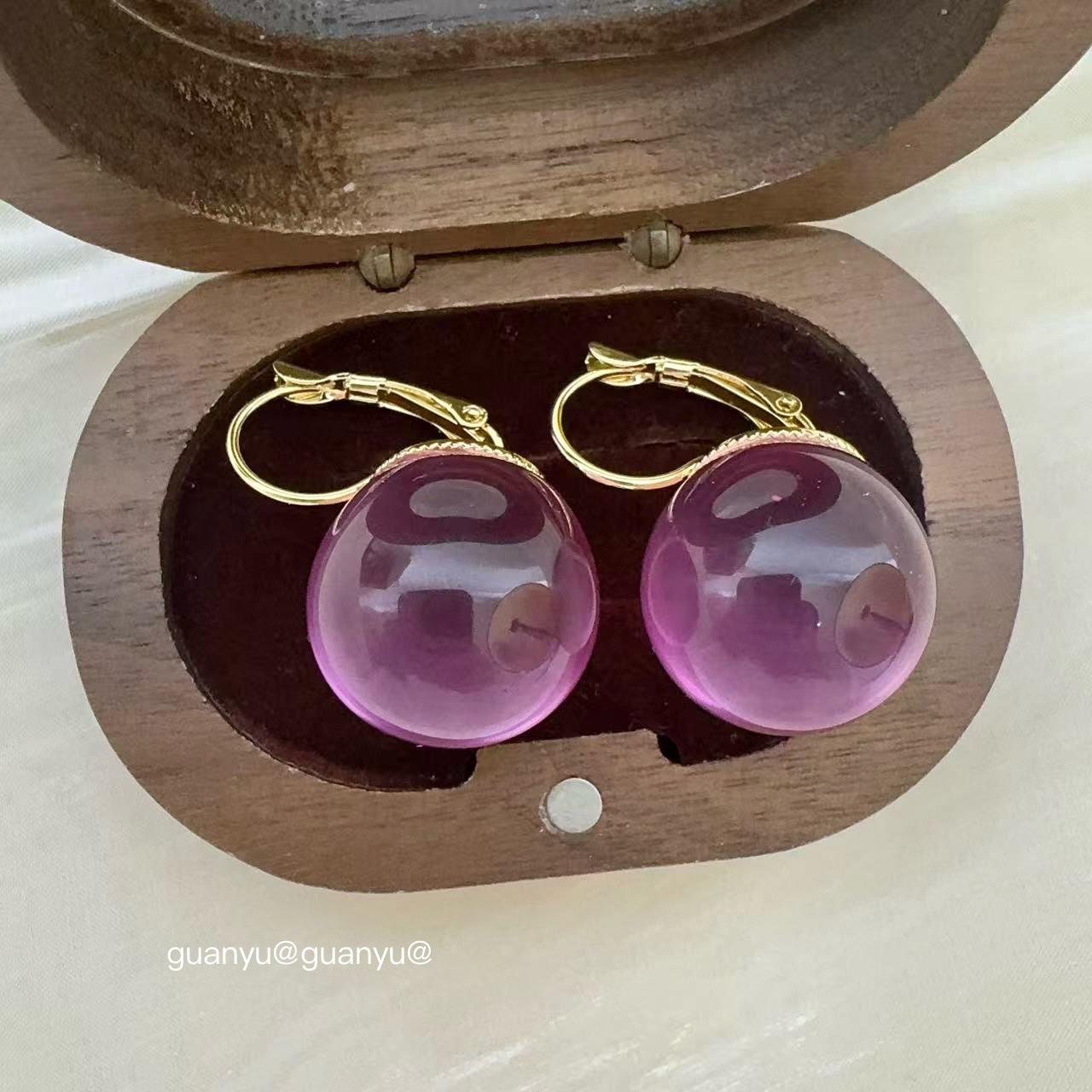 

Geometric Resin Ear Cuffs: High-End, Niche Luxury Earrings for Women