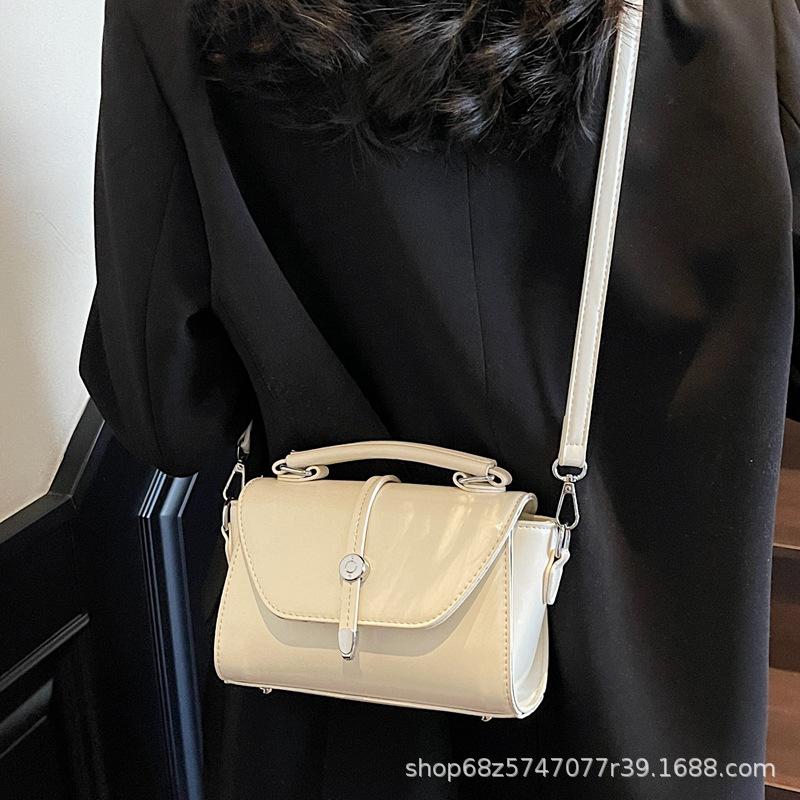 2025 Baguette Bag Messenger Bag Women's Korean Version New Fashion Simple Retro Versatile Commuter Shoulder Bag