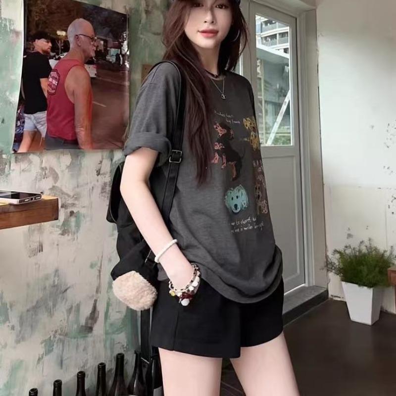 Mädchenhaftes kurzärmeliges T-Shirt mit Hundeprint und lockerer Passform für einen mühelosen Look