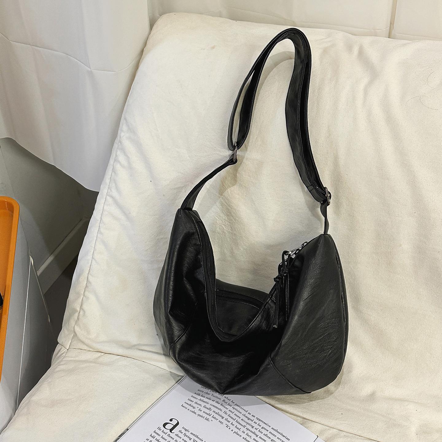 

Black bag women s simple and versatile solid color dumpling bag size soft leather couple boys messenger bag
