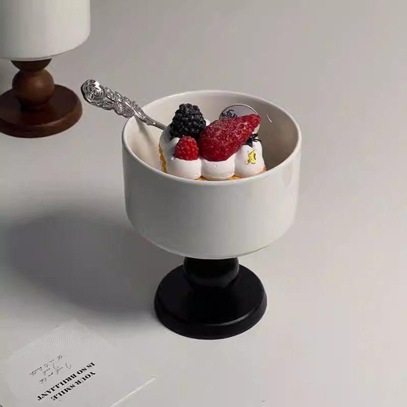 Б/у Керамическая фруктовница на высоких ножках, сине-белая, с дизайном из шелковых цветов