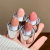 Stick blush liquido color rosa pesca con testa a fungo4 colori. Facile da applicare, illumina l'incarnato per una pelle traslucida. Regalo ideale per i compleanni