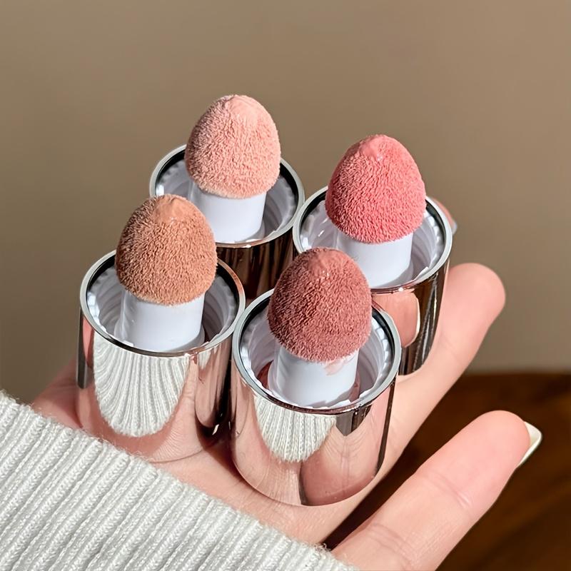 Stick blush liquido color rosa pesca con testa a fungo4 colori. Facile da applicare, illumina l'incarnato per una pelle traslucida. Regalo ideale per i compleanni
