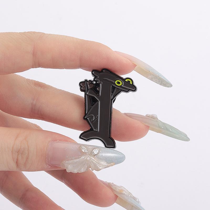 Cartoon Filmfigur Emaille Anstecknadeln Kundenspezifische Schwarz-Weiß Drachen Broschen Reversabzeichen Kleidung Tier Schmuck Geschenk für Kinder Freunde