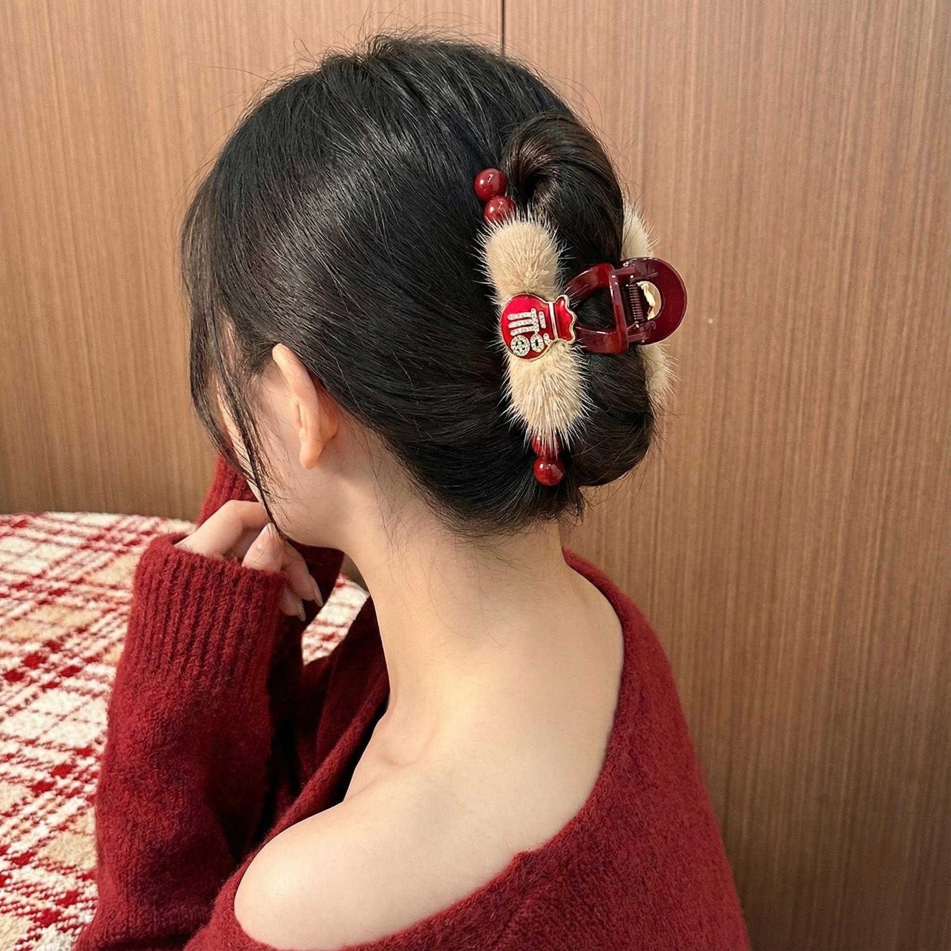 

Red Swan Claw Hair Clip: Plush Multi-Strand Headdress for Autumn/Winter Red 30009801
