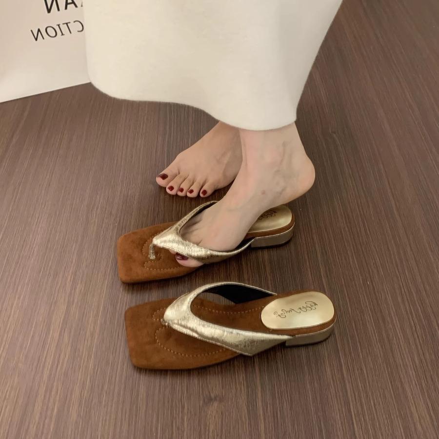 Retro niche low-heeled flip-flops are versatile and not tiring. French stunning square head cool slippers women's summer wear