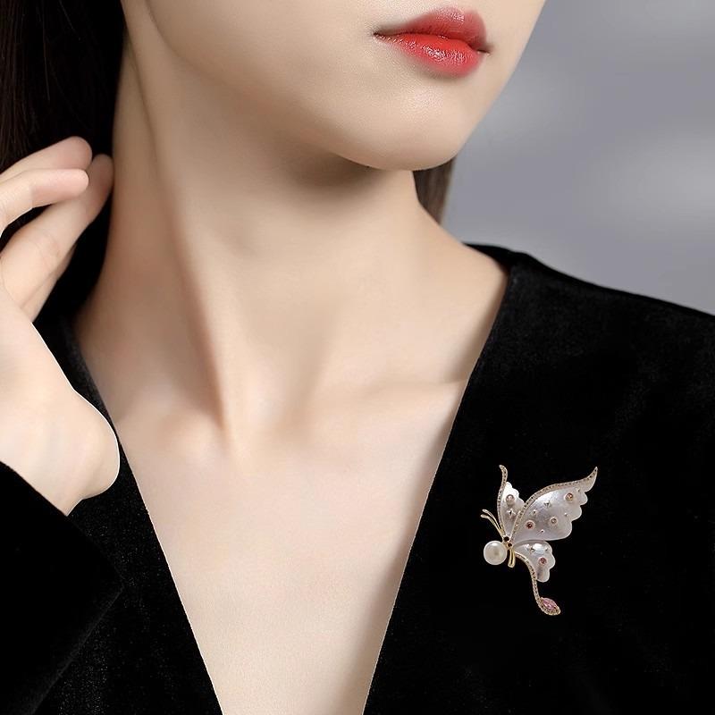 Exquisite Enamel Butterfly Fluttering Brooch, Elegant Pearl Insect Brooch, Niche Design Sense Brooch