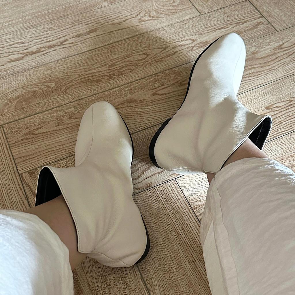 Korean version of the rear V-port niche design flat-bottomed white small short boots square Martin boots women's autumn and winter Chelsea boots