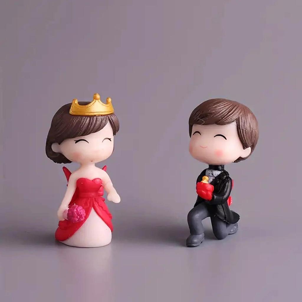 Romantic Love Proposal Couple Gift for Girlfriend Boyfriend Husband Wife Miniature Statue Showpiece for Valentines Day Gift Proposal Day Lovely Couple