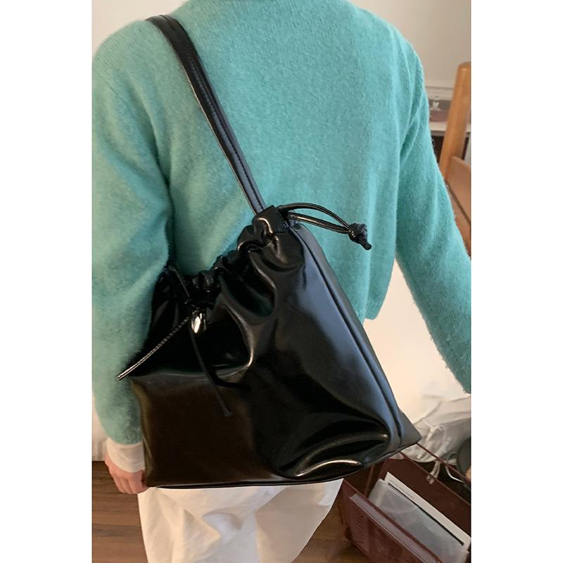 Korean version of large-capacity pleated underarm tote bag women's 2025 new fashion simple shoulder bag casual commuter bag