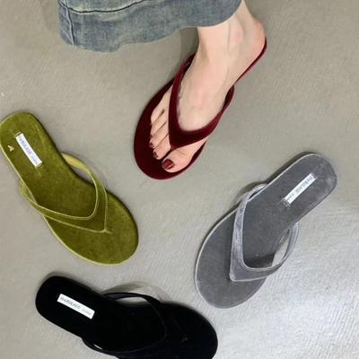 Fashion Classic New Flat Bottomed Anti Slip Retro Slippers for Summer 2024 Fashionable Retro Suede Minimalist Flip Flops