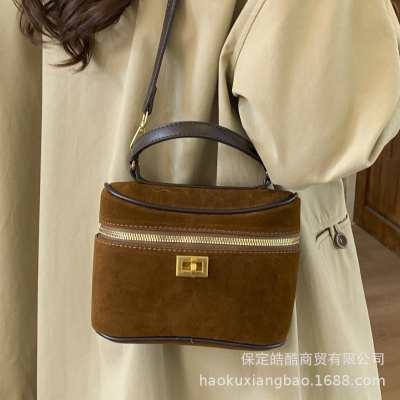 Fashion niche design handbag bag 2025 new retro matte versatile women's messenger bag shoulder bucket bag