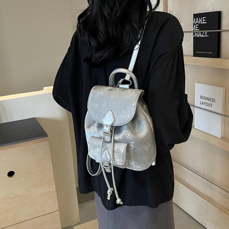This year's popular niche light luxury retro backpack bag women's 2025 new versatile commuter shoulder messenger handbag