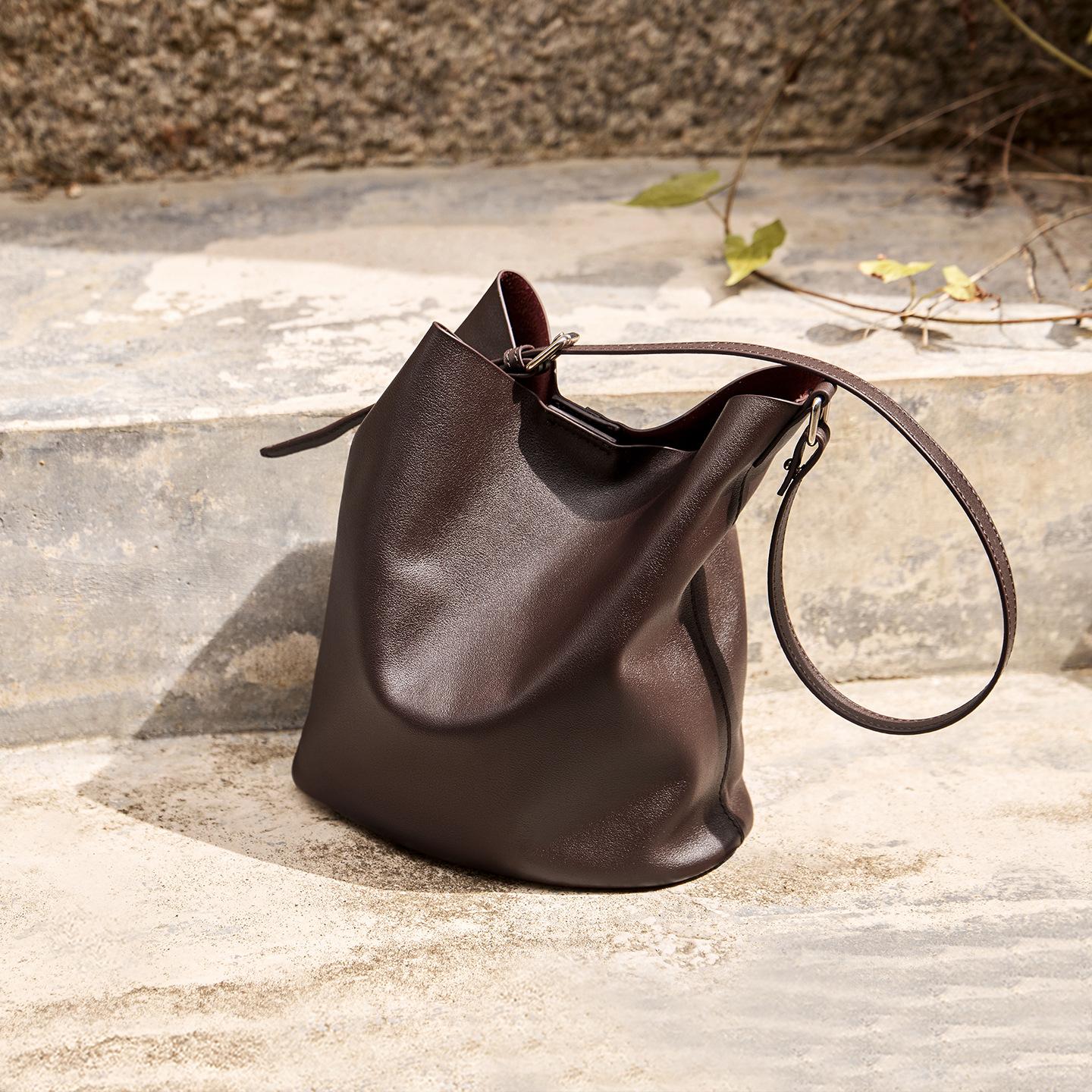 

2025 New Top Layer Cowhide Underarm Bag Large Capacity Single Shoulder Crossbody Bucket Bag Trendy Commuting Women s Bag Upper Width23CM*Lower Wid