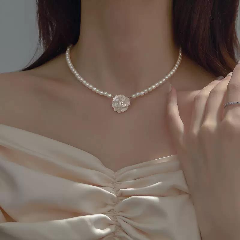 Charmante Perlen weiße Kamelie Anhänger Halskette Damenmode Schlüsselbein Kette Schmuck Zubehör Geschenk