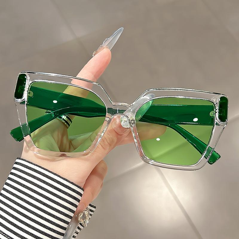 

Butterfly-shaped large-framed sunglasses are fashionable, trendy, versatile and high-end shooting accessories