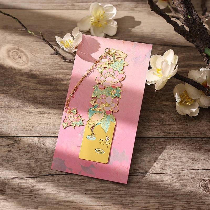 Aesthetic Metal Lucky Clover Bookmark with Tassel Set Exquisite Retro Floral Brass Bookmark for Book Creative Design Book Tab