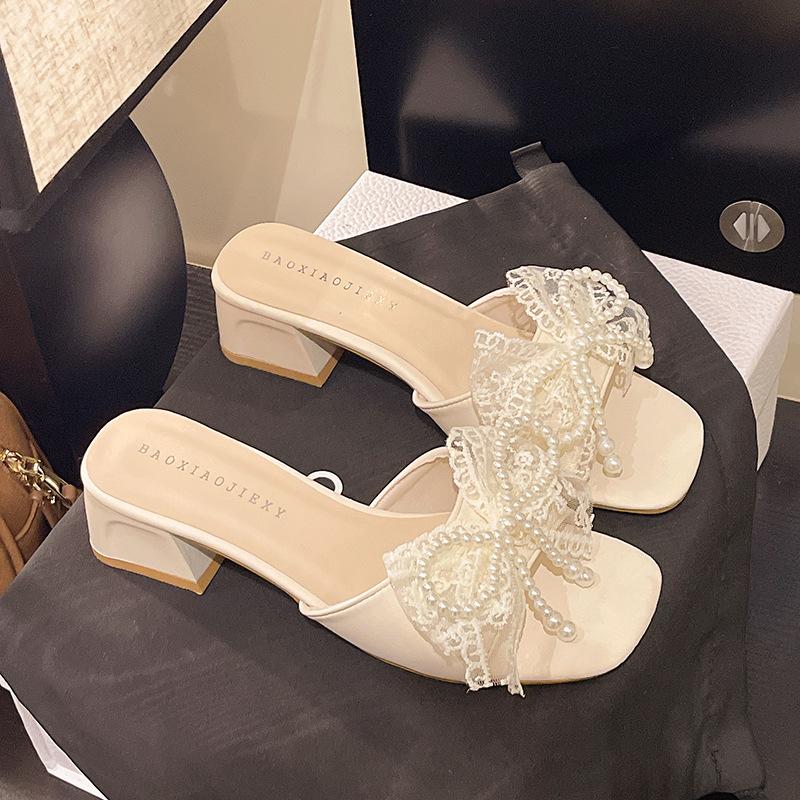 Tündéri szél gyöngy masnis papucs női utcai viselet 2025 új kristály vastag sarkú átlátszó magas sarkú papucs