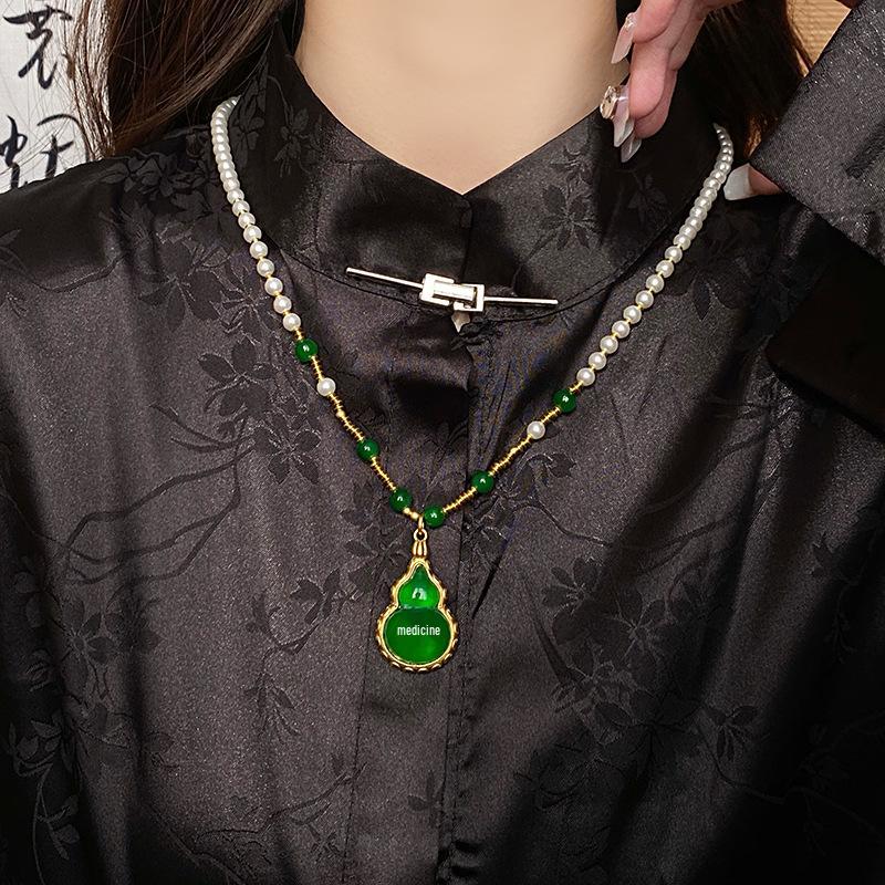 Gold-Plated Natural Pearl Necklace: Elegant Clavicle Chain with Retro High-End Style for Women