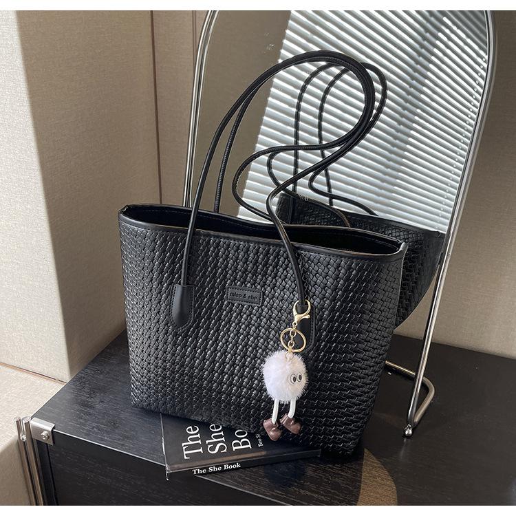 Women's bags, high-end large-capacity bags, autumn and winter new fashionable commuting shoulder handbags, popular woven tote bags