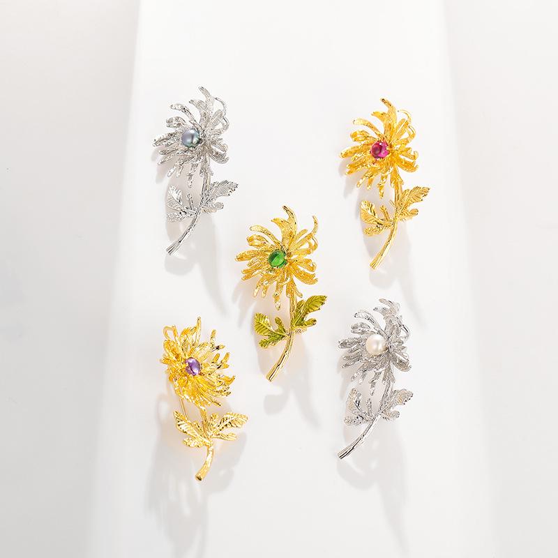 Dilly Snow Vintage Green Chalcedony Daisy Brooch - Elegant Floral Pin Accessory