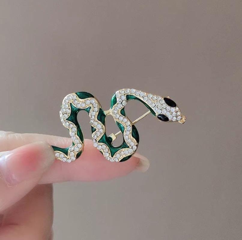 The Snake Zodiac Alloy Oil Drop and Diamond Snake-shaped Brooch Is A Niche Design with A Cute Animal Brooch