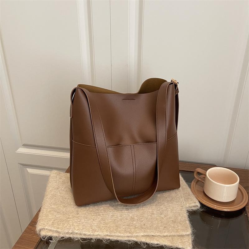 Large Capacity Bucket Bag Women's Bag Retro Fashion Versatile Shoulder Messenger Bag Autumn Niche High-end Tote Bag