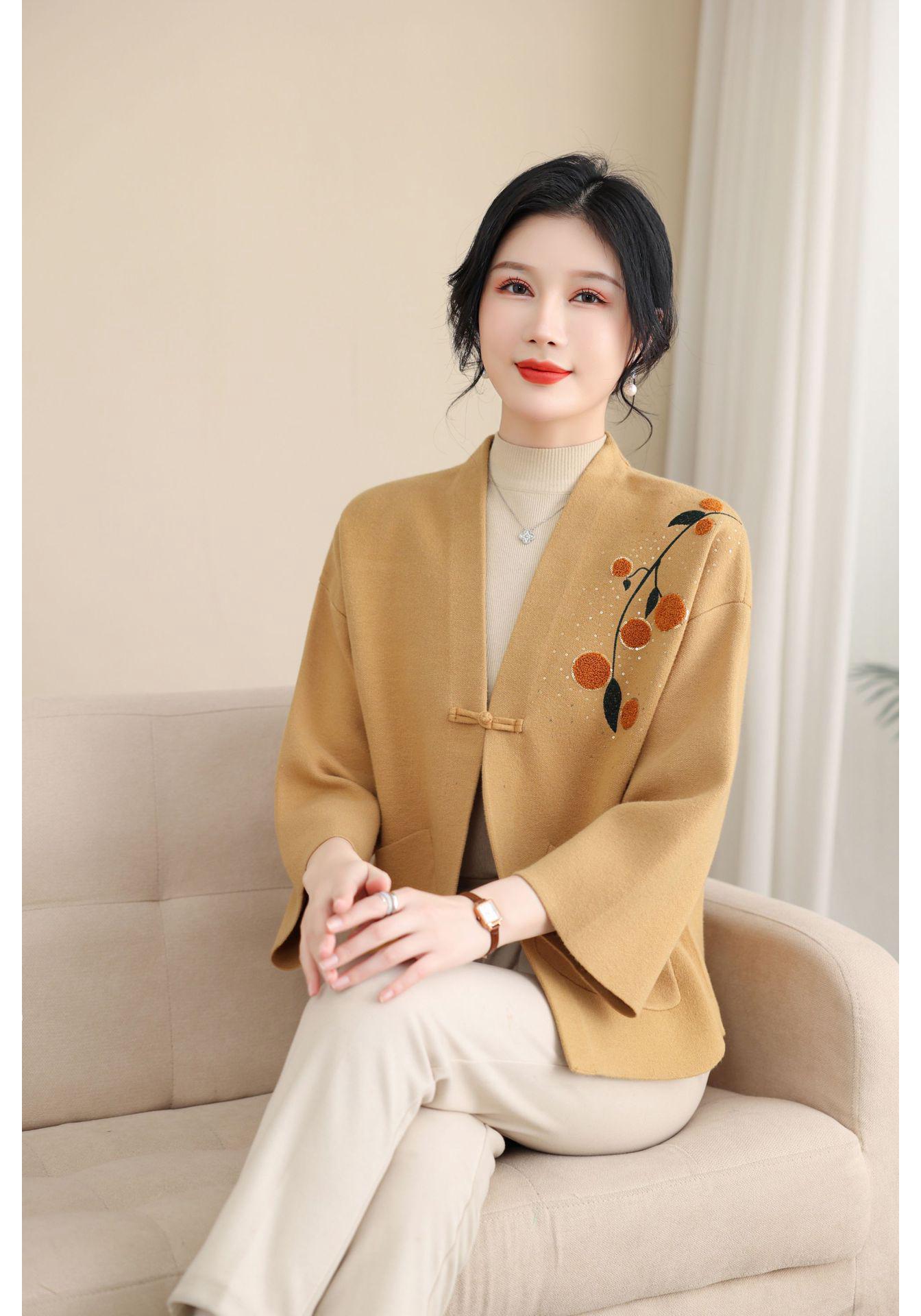 

2025 New Stylish Wide-Leg Cardigan for Middle-Aged Women: Elegant Spring and Autumn Knitwear XXXXL (suggested weight 160-170 jin) оранжевый