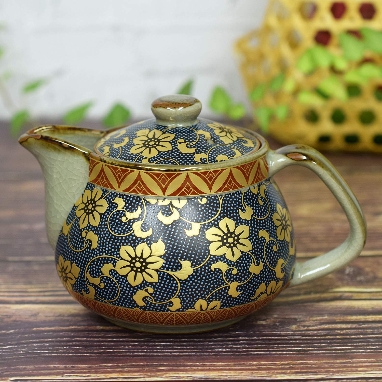 

Стильный чайник из Кутани с тесселяцией из синих зерен, изготовленный с дизайном, включающим ситечко для чая, Япония, синий