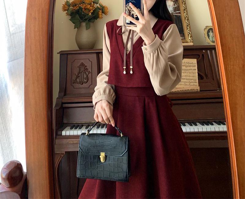 Women's French Retro Red Corduroy Dress, Fake Two-Piece, College Style, Plus Size, Mid-Length, Autumn/Winter.