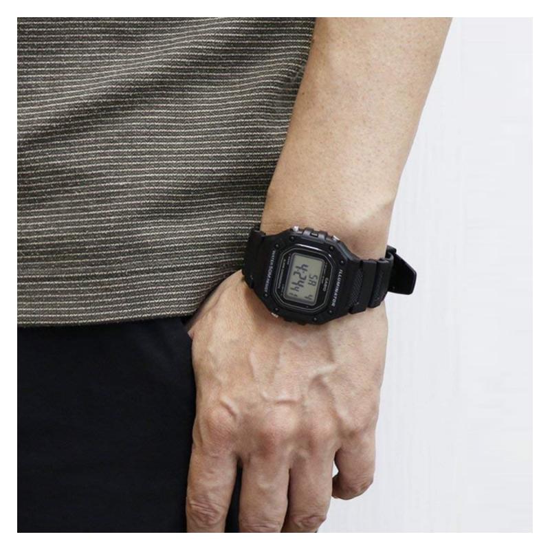 Casio Seria YOUTH - pătrat mic din silicon, pătrat mic retro, războinic negru, afișaj digital, mecanism cu quartz, curea din rășină, japonez și W-218H-1A