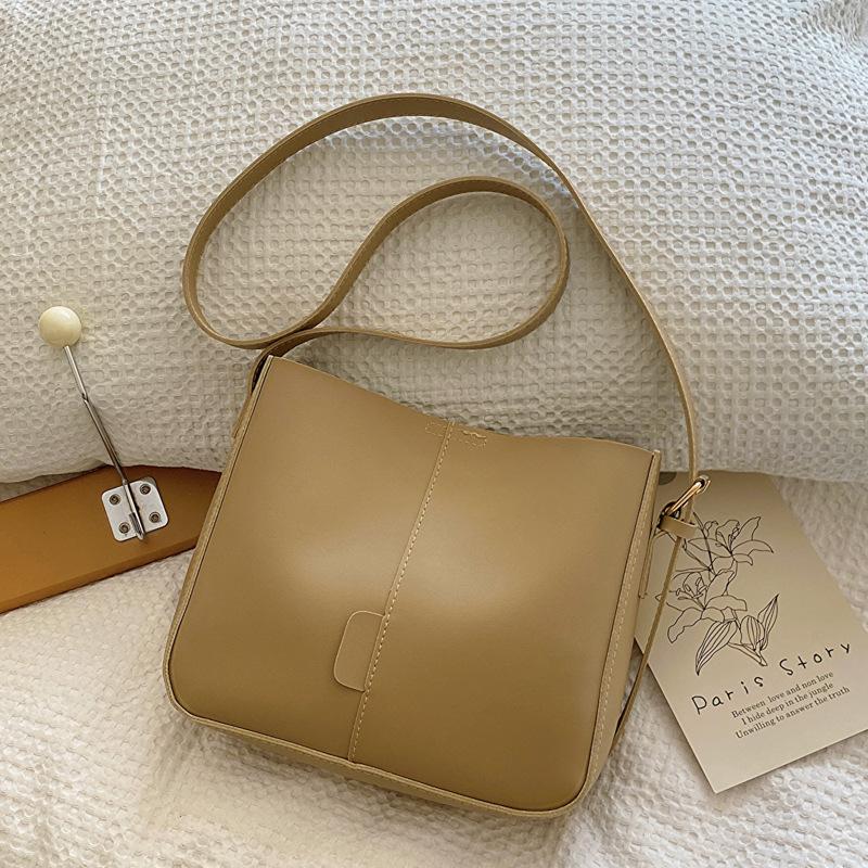 New autumn and winter fashion and leisure 2025 retro solid color large capacity texture shoulder crossbody bucket women's bag