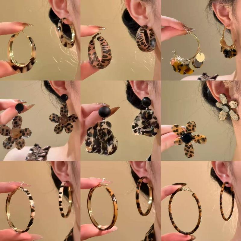 Orecchini a bottone geometrici rotondi con stampa leopardata in resina e pelle con ago d'argento moda autunno e inverno orecchini di nicchia di alta gamma da donna