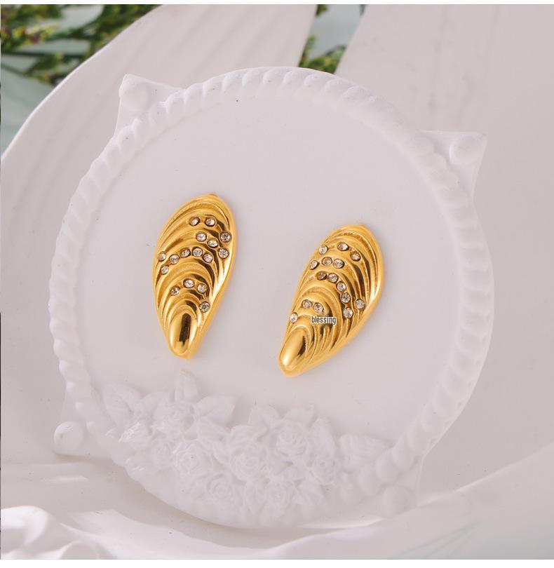 Retro Gold Texture Shell Stud Earrings with Inlaid Diamonds - Non-fading Stainless Steel Design