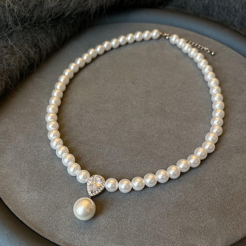 Butterfly Irregular Pearl Necklace Medieval Vintage Temperament Collarbone Chain Versatile High-end Jewelry