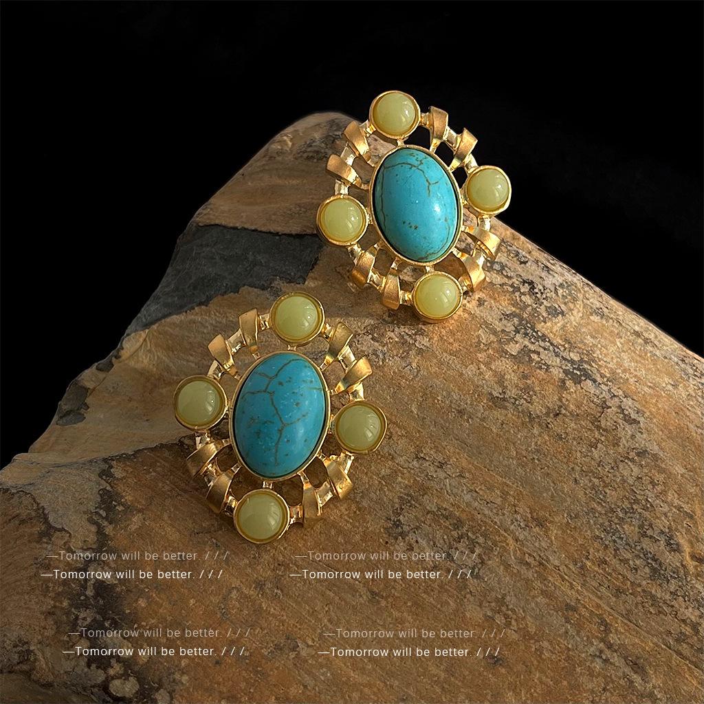 Mid-Century Turquoise Earrings: Women's Light Luxury Vintage Studs with Silver Needle - High-End Fashion Accessory.