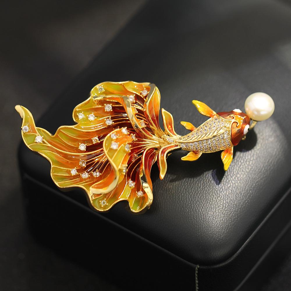 Высококачественная легкая роскошь цветная брошь с золотой рыбкой нишевая роскошь стразы карп высококачественный корсаж элегантный темперамент аксессуары для пальто