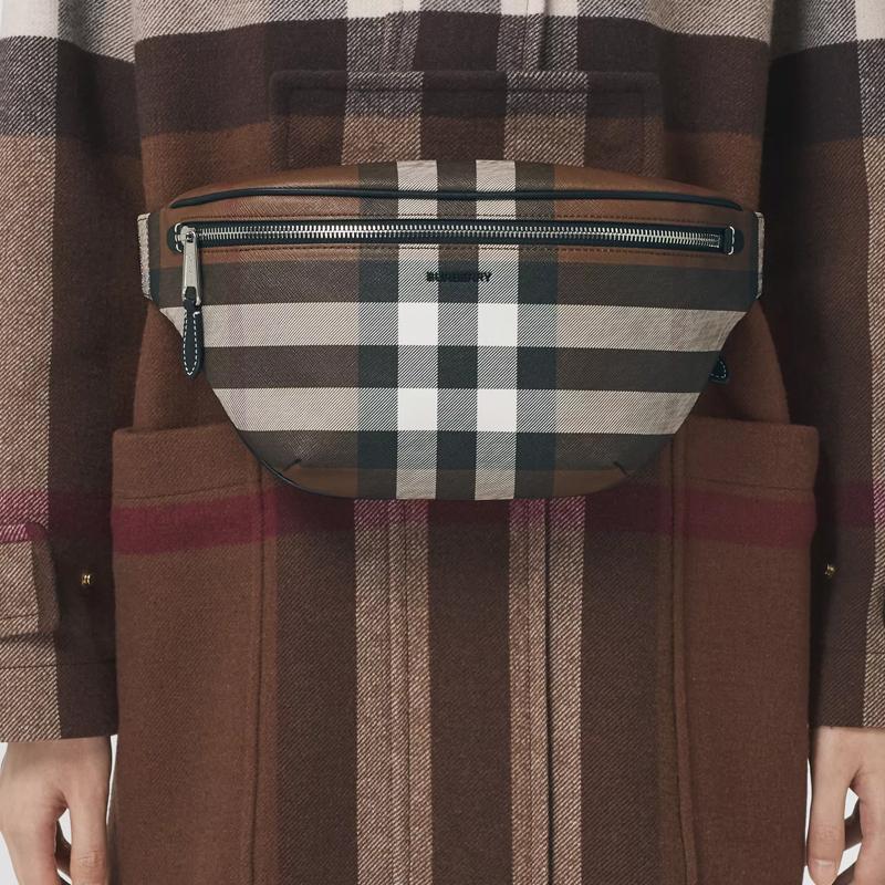 Burberry Borsa a tracolla pettorale in tela ecologica a quadri scuri da uomo Marrone Noce Scuro 80365591