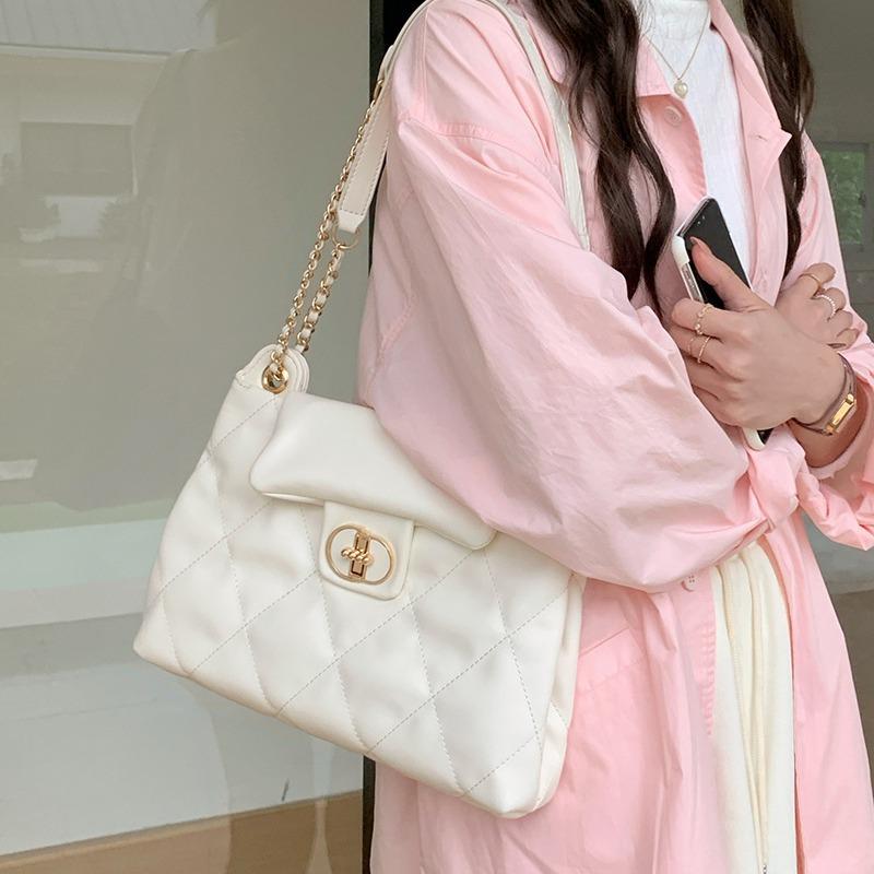 Large Capacity Tote Bag for Women New Versatile Crossbody Single Shoulder Armpit Bag Diamond Chain Commuter Bag Trendy