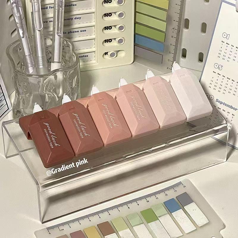 

Стрічка для корекції градієнта в стилі картки 6PC для студентів. Безшумна коригувальна стрічка великої ємності. Портативна, компактна та високоестетична. рожевий