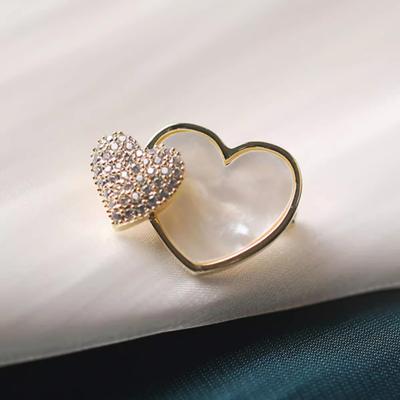 Spilla Piccola Raffinata Amore, Spilla da Colletto Femminile di Alta Gamma, Spilla Piccola per Scollatura Estiva, Fibbia Invisibile Anti-Luce per Vestiti