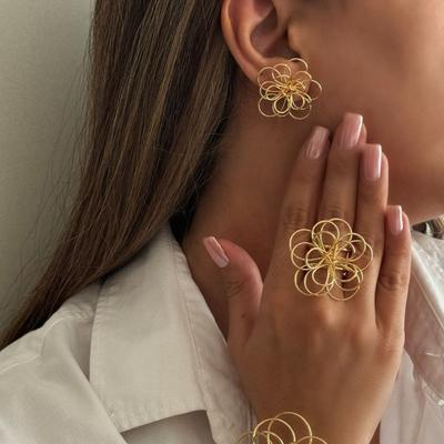 Mehrschichtige Blumenring-Ohrringe Nischen-Design Wickel-Accessoires Unregelmäßige Linien Hohl-Armband Damen